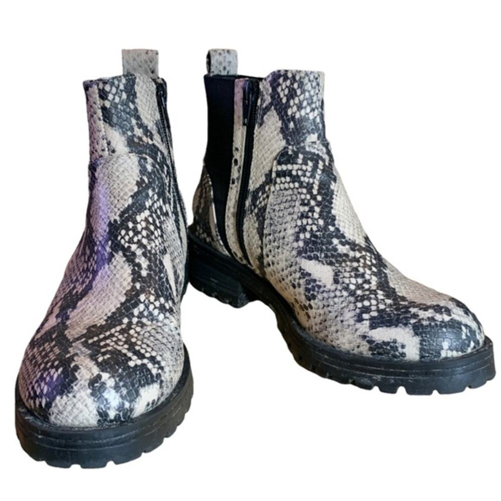 Universal threads shoes black and‎ white ankle booties size 7.5 reptile print - Picture 2 of 8